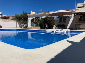 Casa con piscina cercana al mar